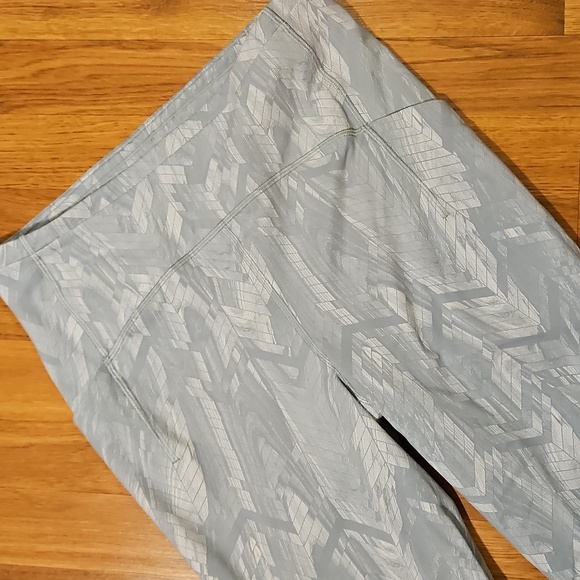 Lululemon Patterned Leggings Size 10 - Picture 5 of 10